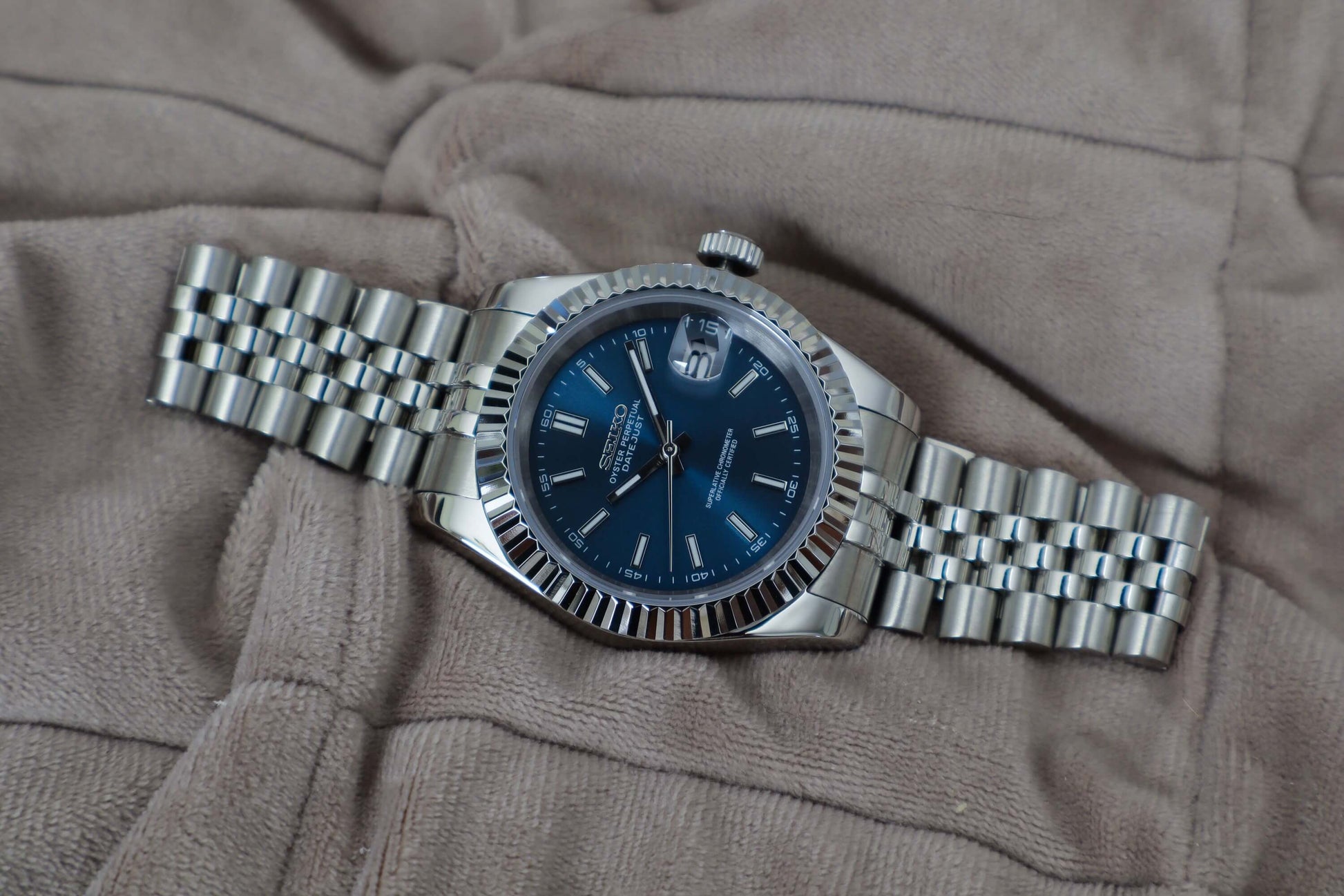 Seiko Datejust Mod Watch with a blue dial and 40mm stainless steel case, designed for luxury and precision.