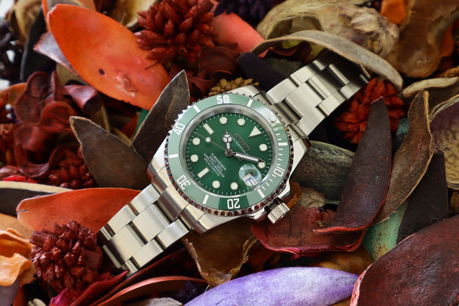 Seiko Submariner Mod Watch with a green dial and 40mm stainless steel case, designed for luxury and precision.